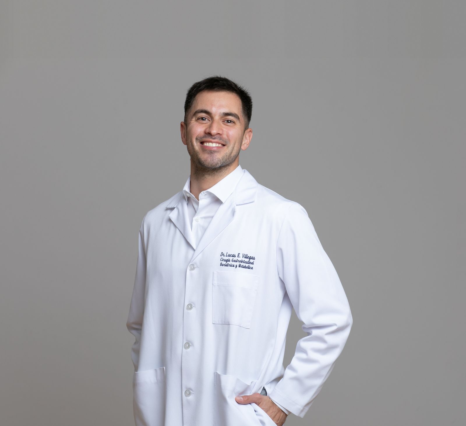 Dr. Lucas Villegas con ambo blanco