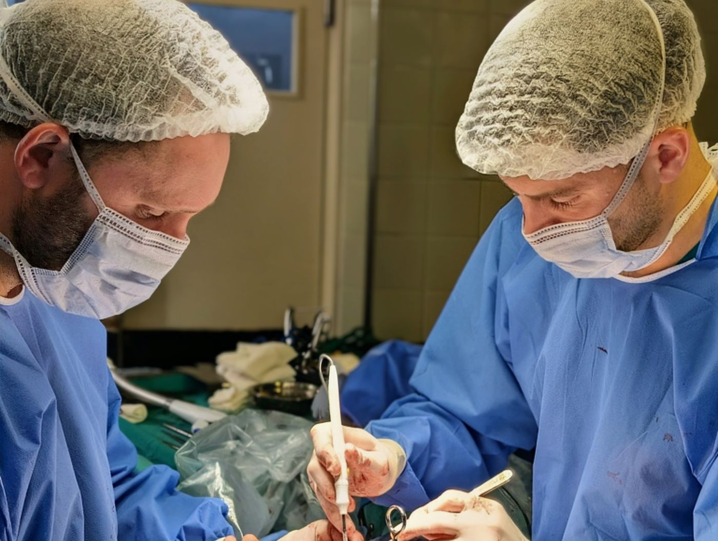El Dr. Villegas operando junto a otro cirujano